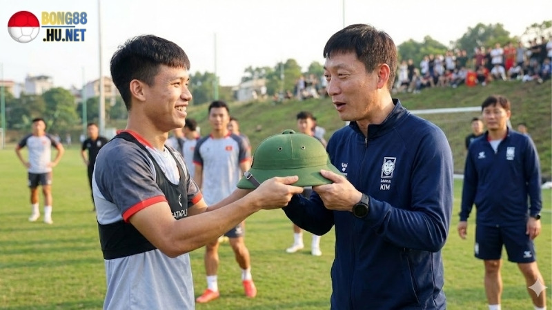 Hành động gây sốt: Hình ảnh Đình Bắc tặng mũ cối cho HLV Kim Sang-sik lan truyền mạnh mẽ trên mạng xã hội 9 hanh-dong-gay-sot-hinh-anh-dinh-bac-tang-mu-coi-cho-hlv-kim-sang-sik-lan-truyen-manh-me-tren-mang-xa-hoi